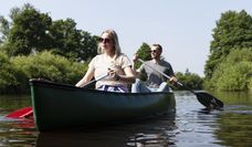 Ob Paddelbot oder Kanu - die Schönheit der natur lässt sich am besten vom Wasser aus bestaunen.