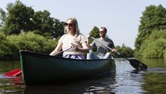 Ob Paddelbot oder Kanu - die Schönheit der natur lässt sich am besten vom Wasser aus bestaunen.