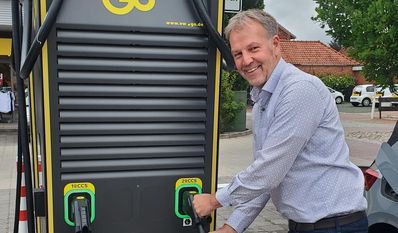 Bürgermeister Guido Dieckmann hat das Laden an der Schnellladesäule direkt getestet und ist begeistert.