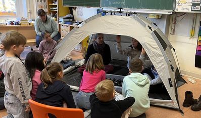Die Mitarbeiterinnen der BioS, Corinna Ahrensfeld und Frauke Schmidt, erklären den Kindern spielerisch die Bedeutung des Moores.