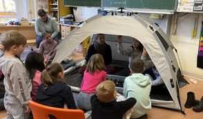 Die Mitarbeiterinnen der BioS, Corinna Ahrensfeld und Frauke Schmidt, erklären den Kindern spielerisch die Bedeutung des Moores.