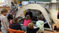 Die Mitarbeiterinnen der BioS, Corinna Ahrensfeld und Frauke Schmidt, erklären den Kindern spielerisch die Bedeutung des Moores.