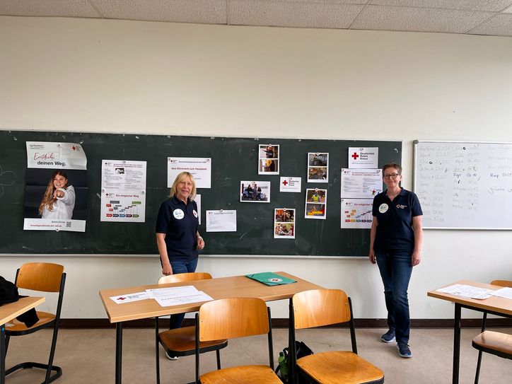 Die Ehrenamtskoordinatorinnen Isa Hassler-Röhrmann und Katrin Krüger (v. li.) vertraten den DRK KV Osterholz e.V. auf dem IGS-Projekttag.