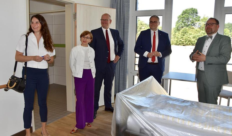 (v. l.) Vanessa Zobel MdB, Dr. Christine Arbogast, Marco Mohrmann MdL, Landrat Marco Prietz und Rainer Röhrs besichtigten das neue Bettenhaus.