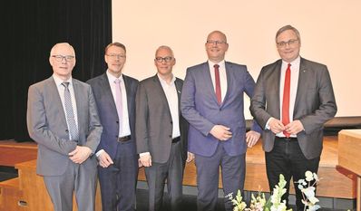 Gerhard Kahrs aus Selsingen (links) sowie Marco Mohrmann aus Rhade und Landrat Marco Prietz (rechts) aus Bremervörde „vertraten“ das Anzeigerverbreitungsgebiet. Weiter im Bild: Zevens Bürgermeister Henning Fricke (2 v.l.) und Dr. Marco Trips.