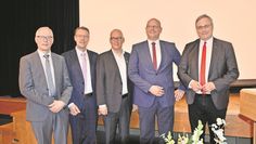 Gerhard Kahrs aus Selsingen (links) sowie Marco Mohrmann aus Rhade und Landrat Marco Prietz (rechts) aus Bremervörde „vertraten“ das Anzeigerverbreitungsgebiet. Weiter im Bild: Zevens Bürgermeister Henning Fricke (2 v.l.) und Dr. Marco Trips.