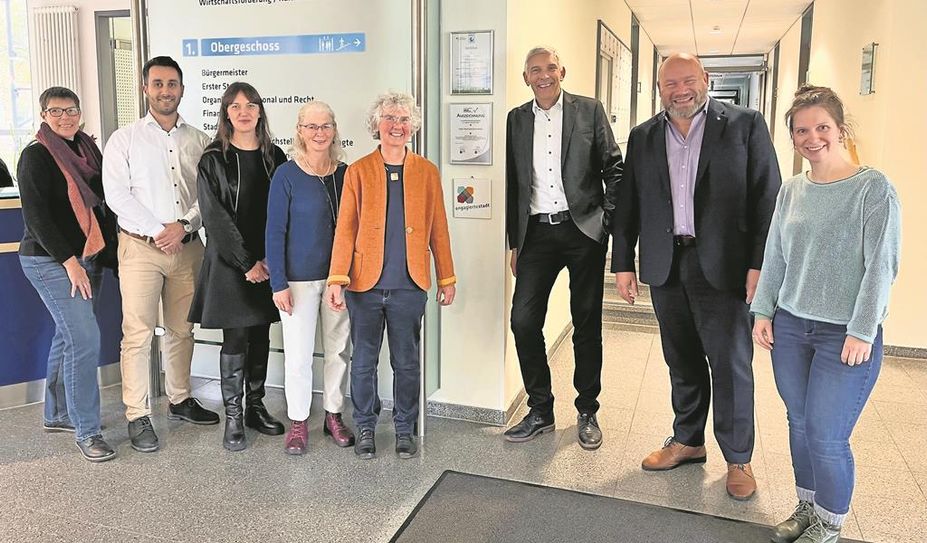 Schon Anfang des kommenden Jahres wird die Stadt mit ihren Akteuren um Bürgermeister Torsten Rhode (3. v. r.) in das Bundesprogramm aufgenommen.