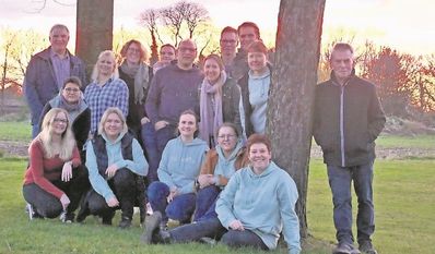 Ebersdorf (eb). Die „bunt gemischte Sportgruppe“, wie sie sich gerne selbst nenne, des TSV Ebersdorf feierte kürzlich ihren 18. Geburtstag. Im März 2006 fand die erste „fit & fun“ Übungsstunde von Übungsleiterin Sandra Meyer statt. Damals noch mit 13 Personen, gehören aktuell 22 Sportler:innen im Alter von 20 bis 70 zu der Gruppe. Einige der Frauen und Männer aus den ersten Tagen sind bis heute mit Begeisterung dabei. Die Gemeinschaft, der Zusammenhalt und auch der Spaß an gemeinsamen Unternehmungen außerhalb der wöchentlichen Übungsstunden halten die „fit & fun“- Mitglieder zusätzlich zusammen.