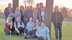 Ebersdorf (eb). Die „bunt gemischte Sportgruppe“, wie sie sich gerne selbst nenne, des TSV Ebersdorf feierte kürzlich ihren 18. Geburtstag. Im März 2006 fand die erste „fit &amp; fun“ Übungsstunde von Übungsleiterin Sandra Meyer statt. Damals noch mit 13 Personen, gehören aktuell 22 Sportler:innen im Alter von 20 bis 70 zu der Gruppe. Einige der Frauen und Männer aus den ersten Tagen sind bis heute mit Begeisterung dabei. Die Gemeinschaft, der Zusammenhalt und auch der Spaß an gemeinsamen Unternehmungen außerhalb der wöchentlichen Übungsstunden halten die „fit &amp; fun“- Mitglieder zusätzlich zusammen.