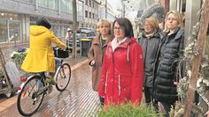Wer mit dem Rad auf dem Gehweg fährt, kommt den Geschäftseingängen gefährlich nahe und riskiert Zusammenstöße.