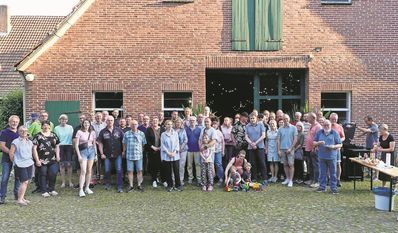 Die Zuhörer versammelten sich auf einem Gruppenfoto vor der Dielentür, um ihrer Ablehnung gegen die Deponie Nachdruck zu verleihen.