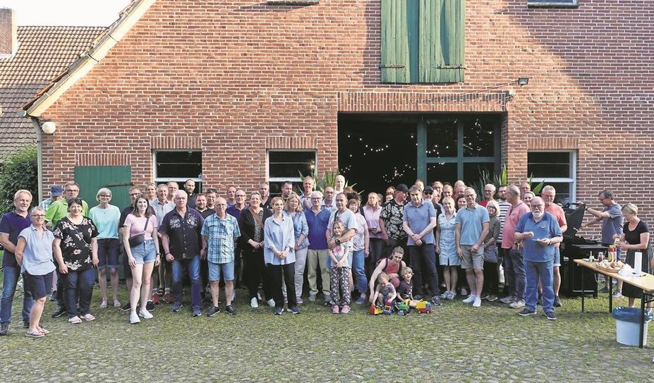 Die Zuhörer versammelten sich auf einem Gruppenfoto vor der Dielentür, um ihrer Ablehnung gegen die Deponie Nachdruck zu verleihen.