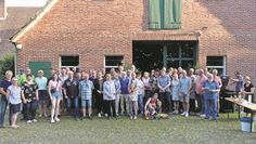 Die Zuhörer versammelten sich auf einem Gruppenfoto vor der Dielentür, um ihrer Ablehnung gegen die Deponie Nachdruck zu verleihen.