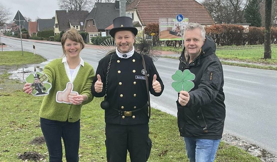 WIR-Vorsitzender Hanjo Postels (rechts) und seine Stellvertreterin Sabrina Kosch (links) haben das Glück höchst persönlich nach Gnarrenburg geholt - Glücksbringer  Schornsteinfegermeister Bernd Wülpern.