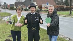 WIR-Vorsitzender Hanjo Postels (rechts) und seine Stellvertreterin Sabrina Kosch (links) haben das Glück höchst persönlich nach Gnarrenburg geholt - Glücksbringer  Schornsteinfegermeister Bernd Wülpern.