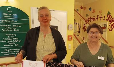 Sagen Danke: Sandra Idem (li.) und Ludmilla Ilenseer vom Charleston Seniorendomizil Haus am Park.