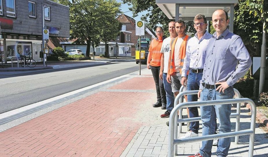 Freuen sich über die neue Barrierefreiheit (v. li.): Johanna Stelling, Christian Marquardt, B.Eng. Wael Youssef, Sascha Ringe und Tobias Bersch.