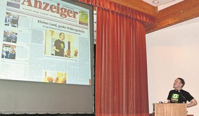 Bardenhagen zeigte in seiner Präsentation auch mehrere ältere Artikel aus dem Anzeiger.