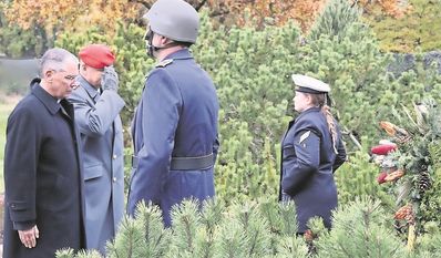 Holger Draber und Pfarrer Andreas Spelmeyer gedenken den Opfern von Krieg und Gewalt.