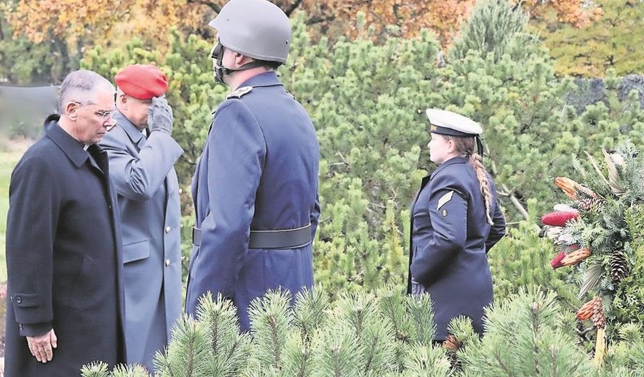 Holger Draber und Pfarrer Andreas Spelmeyer gedenken den Opfern von Krieg und Gewalt.