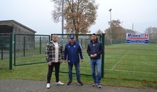 Henry Springer (Mitte) bedankt sich bei Samtgemeindebürgermeister Frank Springer (rechts) und dem Hollnseths stellv. Bürgermeister Sebastian Pülsch für die finanzielle Unterstützung.