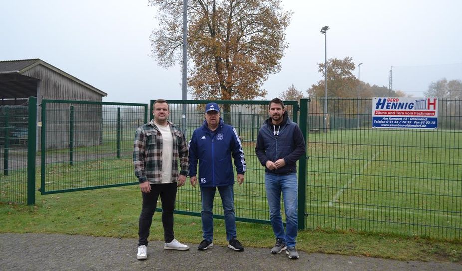 Henry Springer (Mitte) bedankt sich bei Samtgemeindebürgermeister Frank Springer (rechts) und dem Hollnseths stellv. Bürgermeister Sebastian Pülsch für die finanzielle Unterstützung.