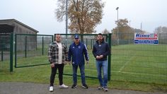 Henry Springer (Mitte) bedankt sich bei Samtgemeindebürgermeister Frank Springer (rechts) und dem Hollnseths stellv. Bürgermeister Sebastian Pülsch für die finanzielle Unterstützung.