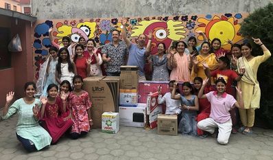 Norbert Romahn und sein Schwager überreichen die Spenden an die Bewohnerinnen des Mädchenhauses in New Baneshwor.