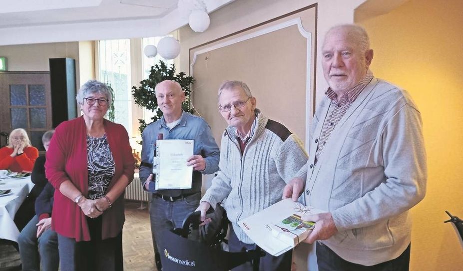Schwanewede (eb). Bei der Weihnachtsfeier des Sozialverbandes Deutschland, Ortsverein Schwanewede wurden mehrere Mitglieder für ihre langjährige Mitgliedschaft ausgezeichnet und geehrt. Für 25- und zehnjährige Mitgliedschaft erhielten die Geehrten eine Urkunde und ein kleines Geschenk. Im Anschluss wurde die Vorweihnachtszeit gefeiert und bei musikalischer Begleitung gesungen.
Der Verband steht Menschen in schwierigen Situationen zur Seite und berät. Bei Beratungsbedarf oder der Suche nach Geselligkeit können sich Personen unter 04209/69706 oder 04209/4531 meldenn.