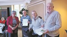 Schwanewede (eb). Bei der Weihnachtsfeier des Sozialverbandes Deutschland, Ortsverein Schwanewede wurden mehrere Mitglieder für ihre langjährige Mitgliedschaft ausgezeichnet und geehrt. Für 25- und zehnjährige Mitgliedschaft erhielten die Geehrten eine Urkunde und ein kleines Geschenk. Im Anschluss  wurde die Vorweihnachtszeit gefeiert und bei musikalischer Begleitung gesungen. 
Der Verband steht Menschen in schwierigen Situationen zur Seite und berät. Bei Beratungsbedarf oder der Suche nach Geselligkeit können sich Personen unter 04209/69706 oder 04209/4531 meldenn.