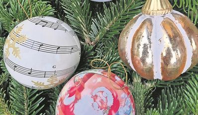 Bei der Verzierung der Weihnachtsbaumkugeln können die Bürger:innen ihrer Kreativität freien Lauf lassen.