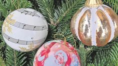 Bei der Verzierung der Weihnachtsbaumkugeln können die Bürger:innen ihrer Kreativität freien Lauf lassen.