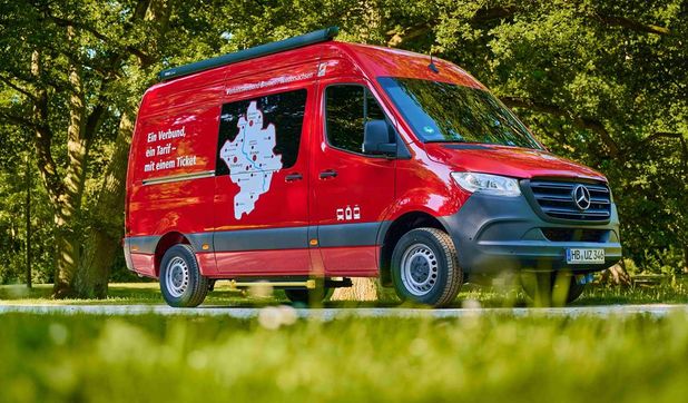 Das Team des InfoMobils hält jede Menge nützlicher Informationen parat.