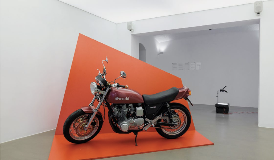 Jonas Höschls Installation „SSSSSSuzuki“.