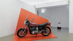 Jonas Höschls Installation „SSSSSSuzuki“.