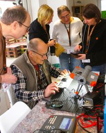 Auf der Hauptplatine einer Heizung musste nur etwas gelötet werden. Für den früheren Radio- und Fernsehtechniker Werner Wellbrock eine knifflige Aufgabe, die er aber mit Geduld und sicherer Hand erfolgreich reparieren werden konnte.