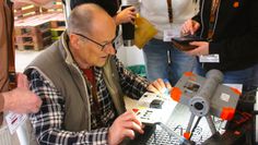 Auf der Hauptplatine einer Heizung musste nur etwas gelötet werden. Für den früheren Radio- und Fernsehtechniker Werner Wellbrock eine knifflige Aufgabe, die er aber mit Geduld und sicherer Hand erfolgreich reparieren werden konnte.