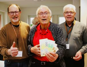 Altbürgermeister Ernst Bayer würdigte die tolle Arbeit des Repair-Cafés. Mit einer Spende in Höhe von 500 Euro möchte er einen Beitrag zur Anschaffung dringend benötigter Werkzeuge leisten.