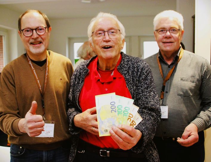 Altbürgermeister Ernst Bayer würdigte die tolle Arbeit des Repair-Cafés. Mit einer Spende in Höhe von 500 Euro möchte er einen Beitrag zur Anschaffung dringend benötigter Werkzeuge leisten.