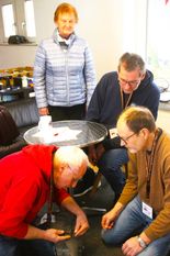 Hier begaben sich gleich drei Fachleute auf Fehlersuche beim Staubsauger. Die Besitzerin Katharina Lütjen schaute interessiert zu.