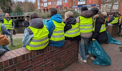 Ausgestattet mit Warnwesten, Müllsäcken und Zangen: Die Kinder der IGS am Campus räumten die Stadt auf.