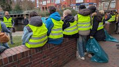 Ausgestattet mit Warnwesten, Müllsäcken und Zangen: Die Kinder der IGS am Campus räumten die Stadt auf.
