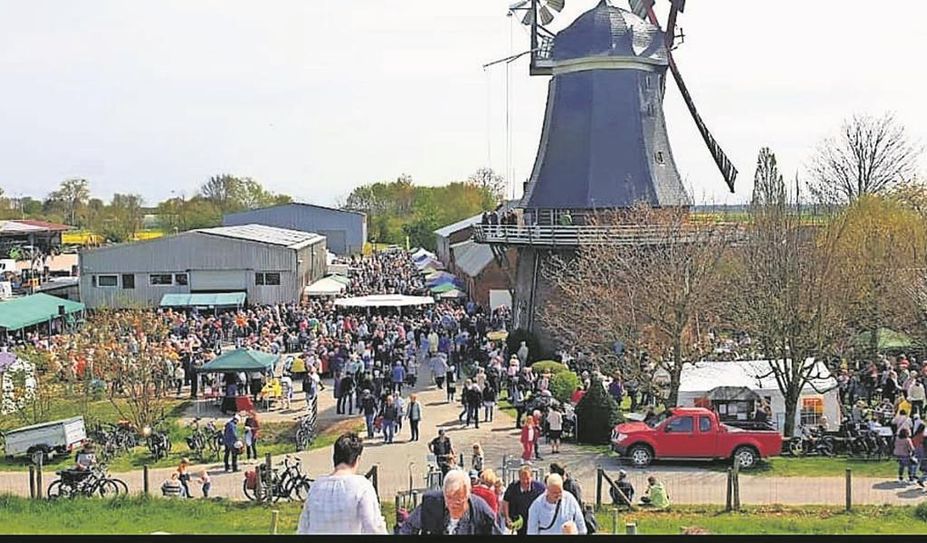Aschwarden (eb). Die Mühlenfreunde Aschwarden e. V. laden am Mittwoch, 1. Mai, von 10.30 bis 17 Uhr zum 34. Aschwardener Mühlenfest auf dem Mühlengelände ein. Vor dem historischen Gebäude von 1851 werden zahlreiche Kunsthandwerker:innen ihre Waren präsentieren. Regionale Erzeuger:innen bieten ihre Gemüse- und Blumenpflanzen, hausgemachte Wurstwaren sowie Honig und Käse an. Um 11 Uhr wird die Veranstaltung von den Jagdhornbläsern eröffnet. Anschließend präsentiert der Rekumer Schifferchor Lieder von der Waterkant und Fernweh. Für die kleinen Besucher:innen gibt es Hüpfburgen. Während des Festes kann die Mühle besichtigt werden. Der gesamte Erlös wird für den Erhalt der Mühle verwendet.