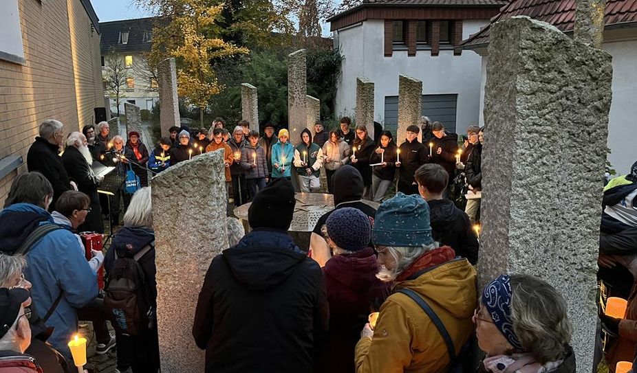 Am Denkmal auf dem Plat der jüdischen Synagoge wurden die Namen der Opfer der Reichspogromnacht verlesen.