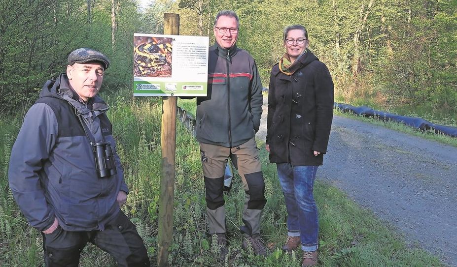 Die Kooperationspartner vor dem mobilen Amphibienzaun: (v.l.) Dr. Uwe Andreas, Arne Riedel und Sarina Pils.