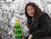 Gästeführerin Frauke Klemme ist schon bestens vorbereitet für ihre außergewöhnliche Waldwanderung.