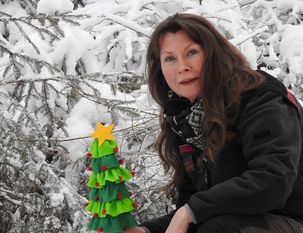 Gästeführerin Frauke Klemme ist schon bestens vorbereitet für ihre außergewöhnliche Waldwanderung.