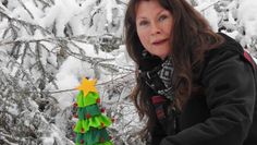 Gästeführerin Frauke Klemme ist schon bestens vorbereitet für ihre außergewöhnliche Waldwanderung.