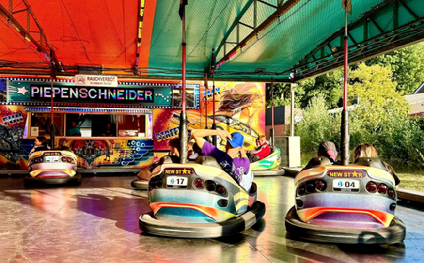 Während sich die Kinder und Jugendlichen bei den Karussells aufhalten, können sich die Erwachsenen an den Imbissbuden die Zeit vertreiben.