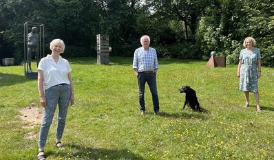 Inge Göbbel, der Worpsweder Bildhauer Christoph Fischer sowie Klaudia Krohn, Kultubeauftragte der Gemeinde Worpswede.